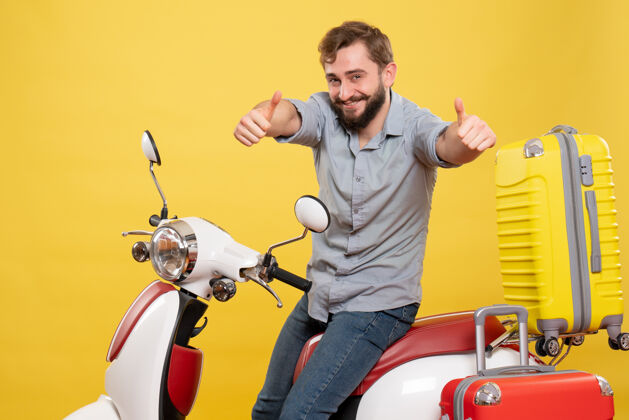 手势旅游概念与年轻的微笑 快乐的胡须男子坐在摩托车上 并作出了黄色的ok手势年轻可以车辆