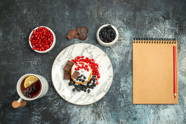 派顶视图美味的奶油蛋糕与巧克力饼干和茶在浅色背景餐厅糖背景
