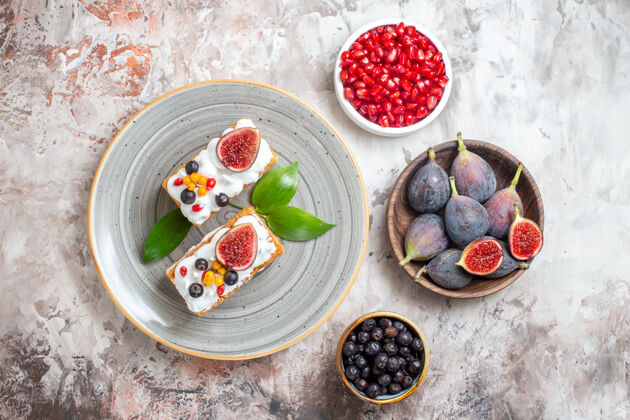饮食顶视图美味的奶油蛋糕与新鲜水果的光背景膳食盘子草莓