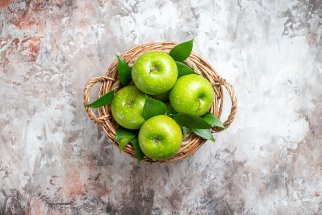 背景顶视图美味的绿色苹果篮子内的一个轻背景水果苹果食物