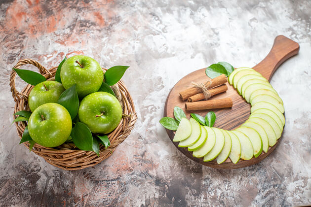 背景俯瞰美味的绿色苹果与切片水果在光的背景农产品新鲜光