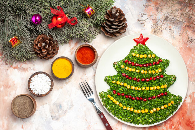 肉顶视图美味的绿色沙拉在圣诞树形状与调味品在轻背景桌子健康餐厅