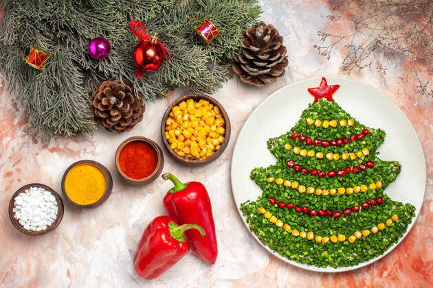 照片顶视图美味的绿色沙拉在新年树形状与调味品在轻背景形状胡椒新的