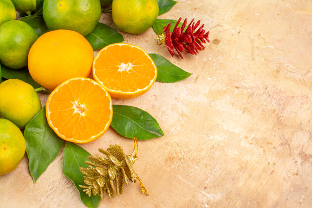 食物在浅色背景上俯瞰酸绿色的橘子水果树葡萄柚