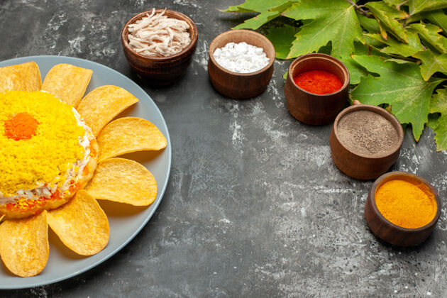 甜橙在深灰色背景上 右边是香草和树叶沙拉的顶视图早餐食物美味