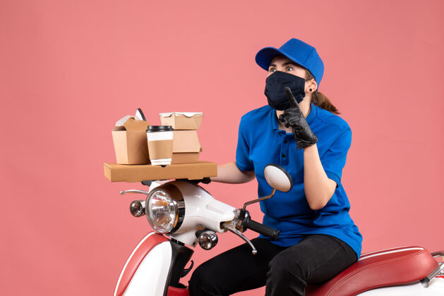 设备正面是戴着面具的女快递员 粉色的是送食物的摩托车工人人