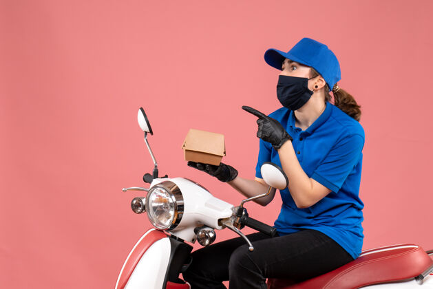 包装正面图：戴着面具的女快递员 粉红色的小食品包装制服流行工作