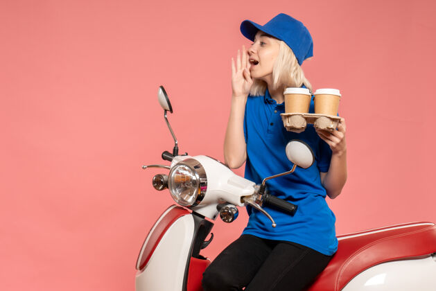 输送机正面图骑自行车的女快递员 咖啡杯是粉红色的咖啡女快递杯子