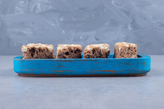 美味把馅饼片放在大理石上的木盘上烘焙食品糕点美味