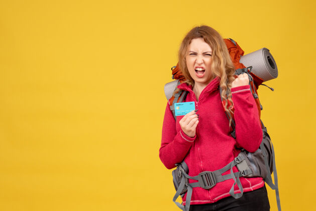 银行年轻野心勃勃的旅行女孩手持银行卡 戴着医疗面罩 正前方可爱人肖像
