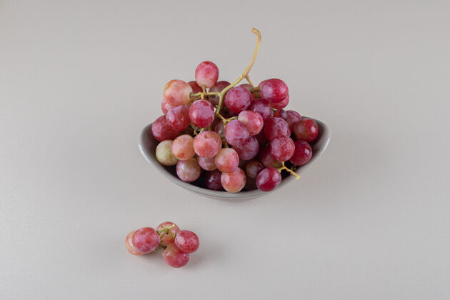 葡萄大理石上有葡萄簇的小碗碗美味营养