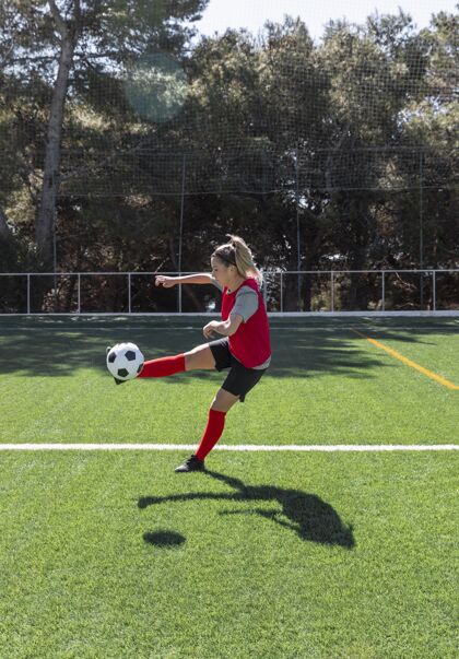 成人踢足球的全明星女人球员运动健身