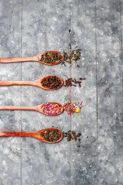 视图顶视图调味料组成不同颜色的茶匙内灰色桌面上的茶干植物色调味品装饰品吊坠