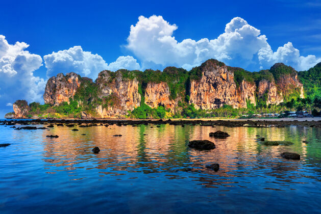 泰国美丽的风景在泰国克拉比的雷莱东赛海滩热带海岸墙