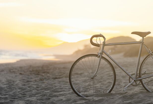复古沙滩上的老式自行车户外健康放松