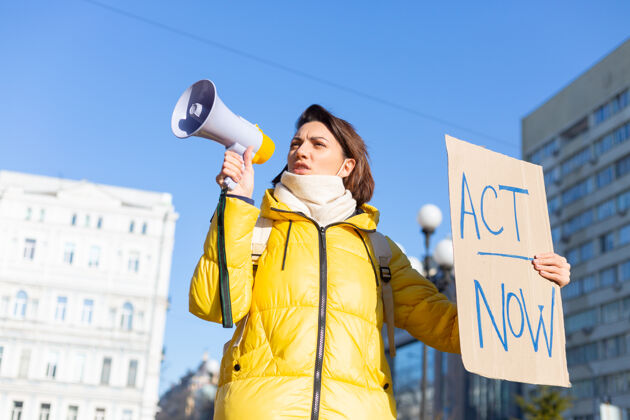 广场站在镇上户外展示餐桌的年轻妇女的肖像抗议流行病 政治或环境问题的女性板单次抗议外面活动家全球