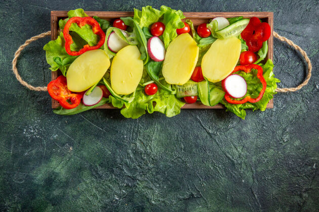 混合头顶上的新鲜切碎蔬菜在一个木托盘上混合颜色的背景与自由空间木材生产沙拉