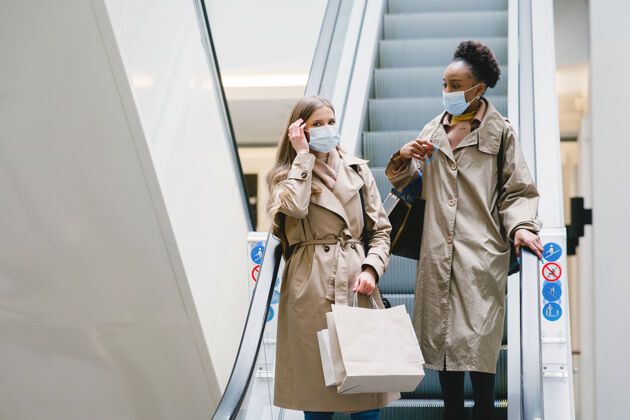 购买购物日冠状病毒概念戴着医用口罩的女人客户民族欢呼