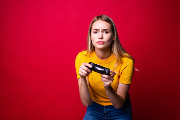 视频年轻的金发女游戏玩家使用游戏板玩视频游戏隔离过红墙游戏西班牙人控制台