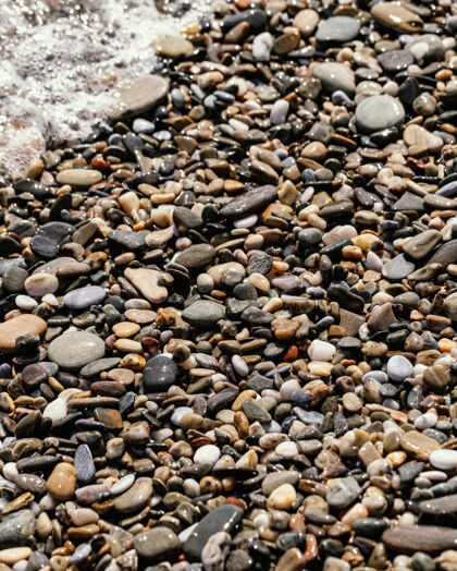 白天把石头放在沙滩上白天湿度季节