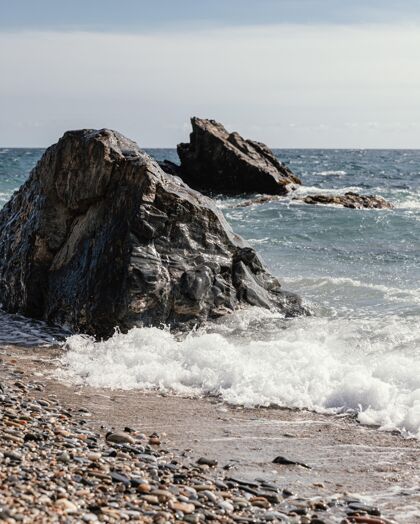 白天把石头放在沙滩上沙子白天自然