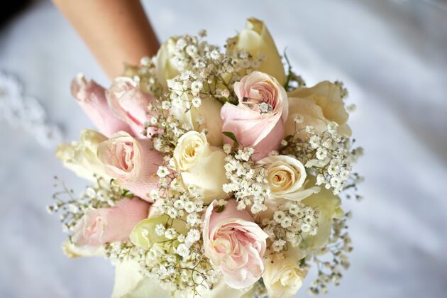 浪漫一束美丽的粉红色和白色结婚玫瑰和一枚钻戒戒指礼物花束