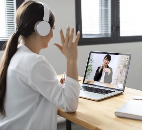 视频通话视频通话中的笑脸女人设备工作中笔记本电脑
