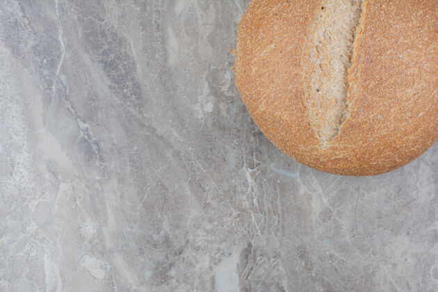 面包大理石表面上的新鲜面包新鲜面包食物