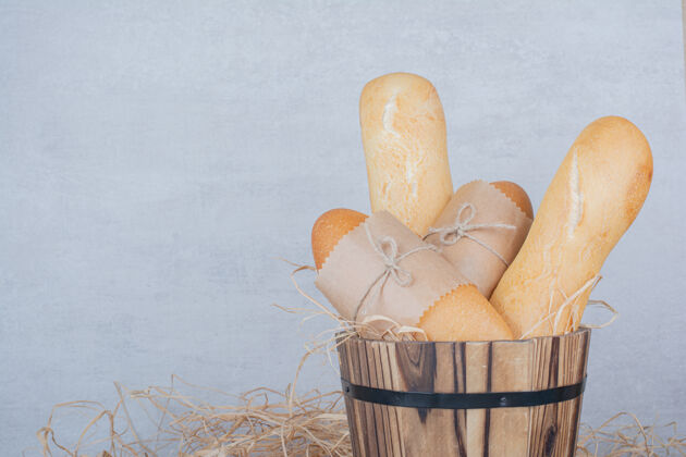 烘焙迷你面包和法国法式面包在大理石表面脆法式面包硬皮