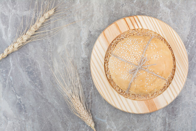 燕麦一条白面包 木板上有燕麦粒美味顶视图面包