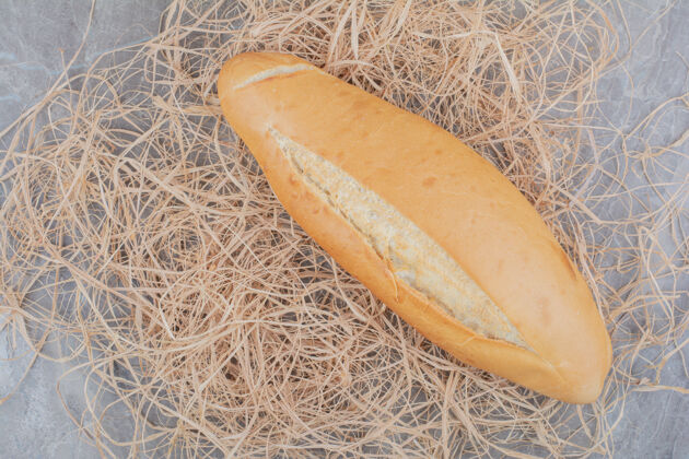 糕点整个新鲜的白面包放在大理石表面美味新鲜顶视图