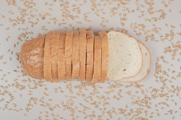 脆切片新鲜白面包 白面包表面有燕麦粒营养切片切割