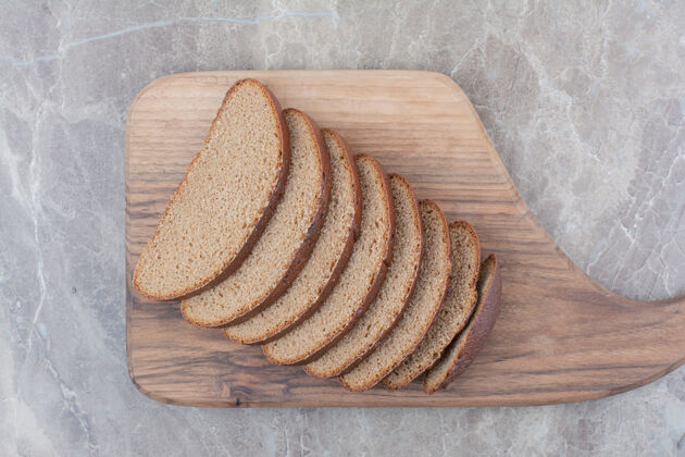 面包在大理石表面放几片棕色面包面包房食品美味