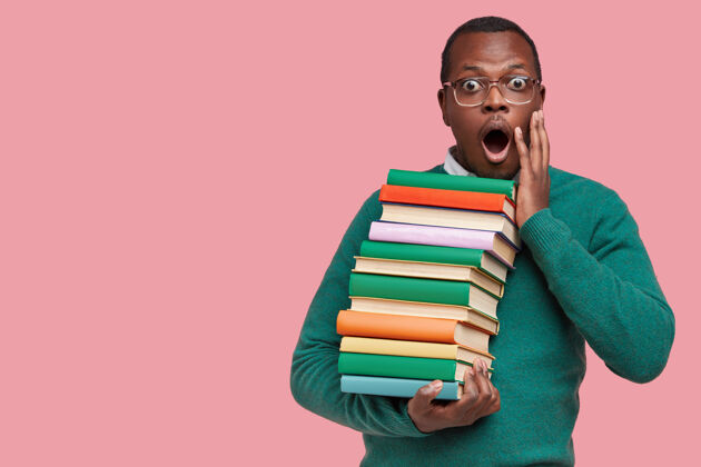 年轻人年轻的非洲裔美国学生拿着一堆书人学生成年人