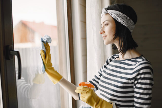 清洁戴着橡胶手套打扫屋子擦窗户的女人产品家务手套