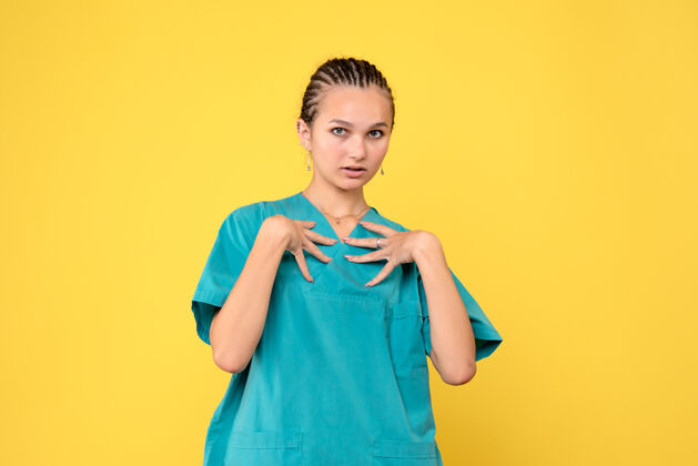 成人前视女医生穿着医用衬衫 健康医生科维德医院彩色情感护士颜色医院黄色