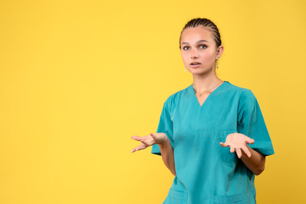 黄色正面图女医生穿着医疗衬衫 健康医护人员covid护士颜色感慨护士人健康