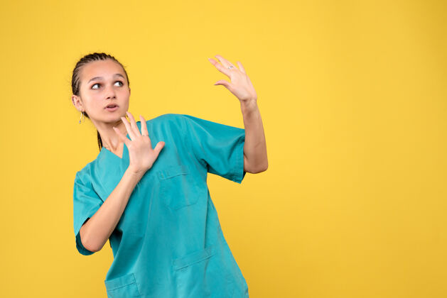 人正面图女医生穿着医用衬衫 病毒健康情感covid-19彩色护士医院颜色女医生黄色