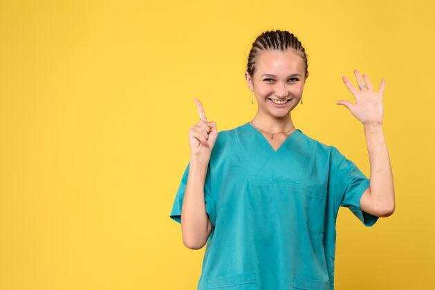 肖像正面图女医生穿着医用衬衫 彩色医院护士柯维德-19健康病毒女医生健康医院