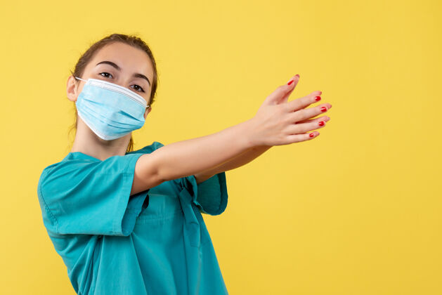 肖像正面图女医生穿着医用衬衫和无菌口罩 大流行色健康covid-19病毒制服医疗颜色女性