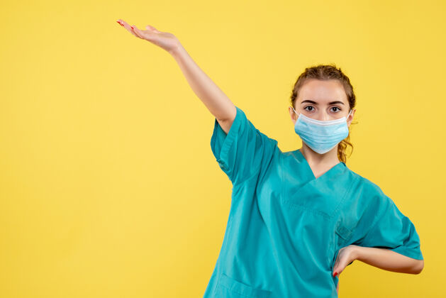颜色正面图女医生穿着医用衬衫和无菌口罩 健康病毒颜色一致covid-19女性医疗情绪