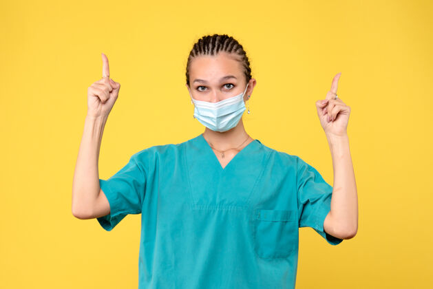 面罩前视图穿着医用衬衫和无菌口罩的女医生 健康护士病毒大流行医院covid-19医护人员女人人医疗