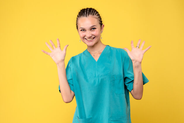 黄色正面图女医生穿着医用衬衫 健康情感covid-19病毒色护士医院漂亮人女性