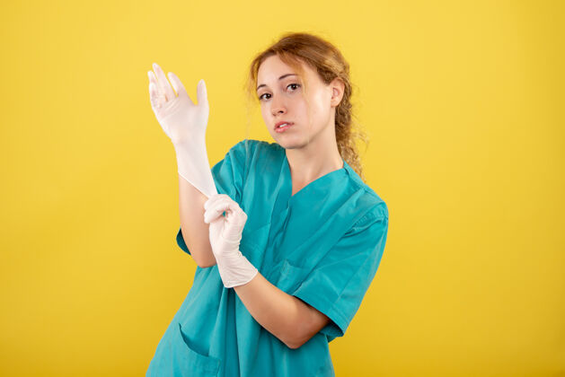 女人正面图女医生穿着医用衬衫 戴着手套 颜色为covid-19健康情绪大流行病毒人手套女人