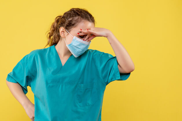 气味正面图女医生穿着医用衬衫和口罩 病毒大流行制服颜色covid-19健康面具人肖像