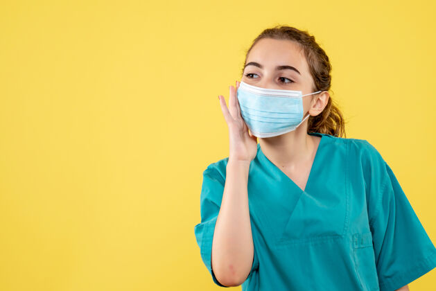 面具正面图女医生穿着医用衬衫和无菌口罩 病毒颜色一致制服女医生成人