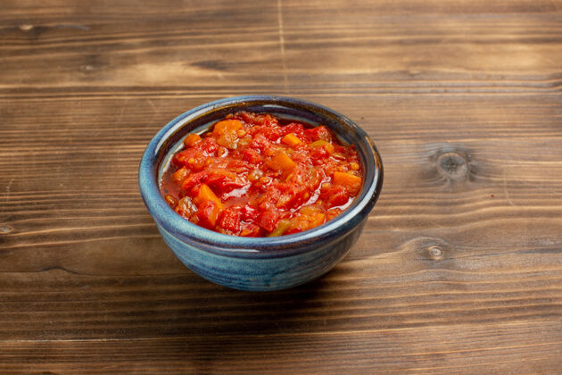 蔬菜前视图番茄酱美味的蔬菜上棕色空间酱汁菜肴一餐