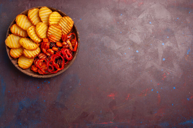 烘焙顶视图烤土豆和熟蔬菜在黑暗的空间健的晚餐
