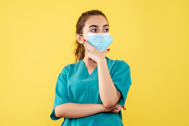 女性正面图女医生穿着医用衬衫和无菌口罩 颜色健康制服covid-19病毒消毒医疗肖像