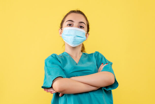 成人正面图女医生穿着医用衬衫和无菌口罩 大流行色健康制服covid-19病毒护士黄色健康